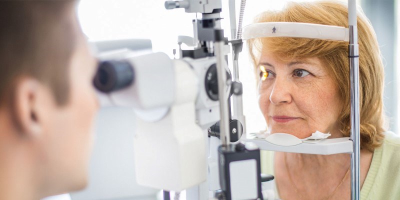 Pasient får undersøkt øye ved Aleris Øyeavdeling