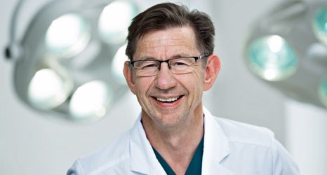 Dr. Arne Kristian Aune på operasjonsstuen.