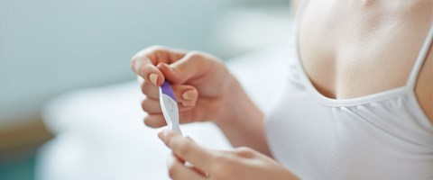 kvinnehånd som holder en graviditetstest. foto. 