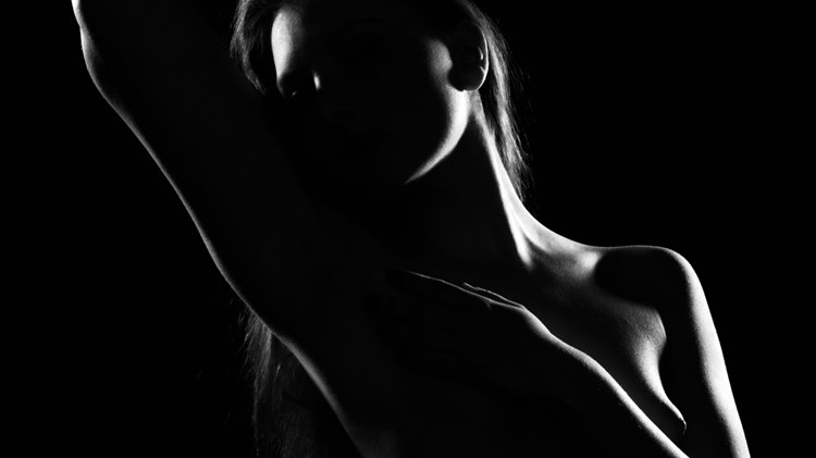 Svart hvitt foto av en naken kvinne