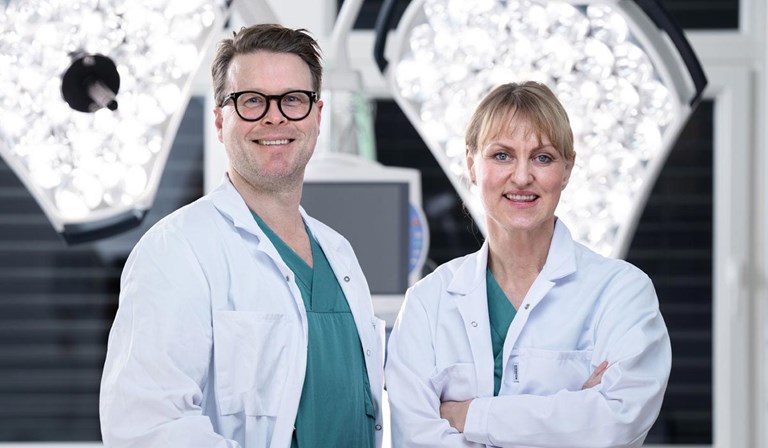 2 plastikkirurger ved Aleris Frognermed operasjonslys i bakgrunnen. foto.