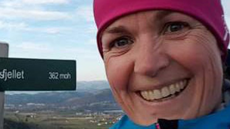 smilende kvinne på fjelltur. foto. 