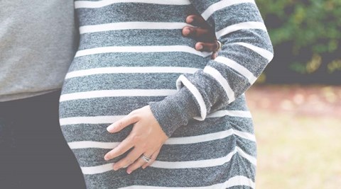 gravid kvinne med stripete genser. foto
