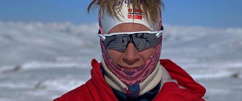 pasient kasper på skitur med solbriller på. foto. 