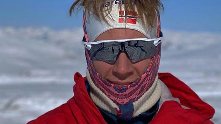 pasient kasper på skitur med solbriller på. foto. 