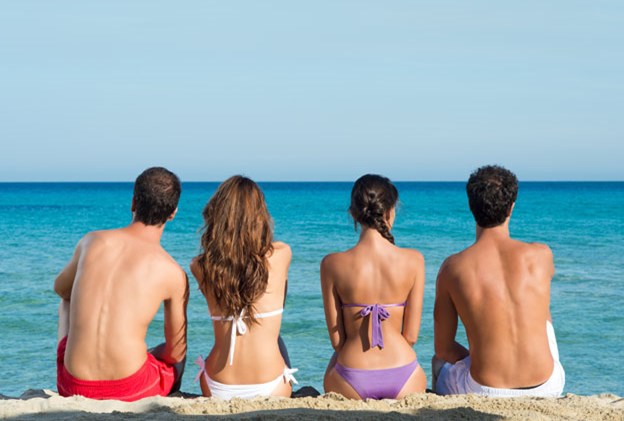 Fire personer på stranden