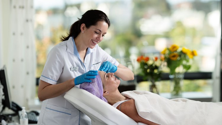 Behandling hos kosmetisk sykepleier