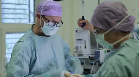 to kirurger på operasjonssalen. foto. 