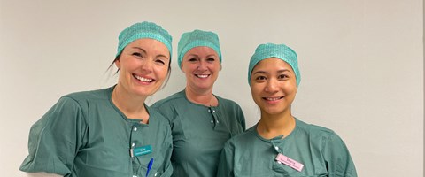 tre kvinnelige operasjonssykepleiere i grønt tøy. foto.