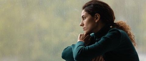 trist kvinne som ser ut av vinduet. foto. 